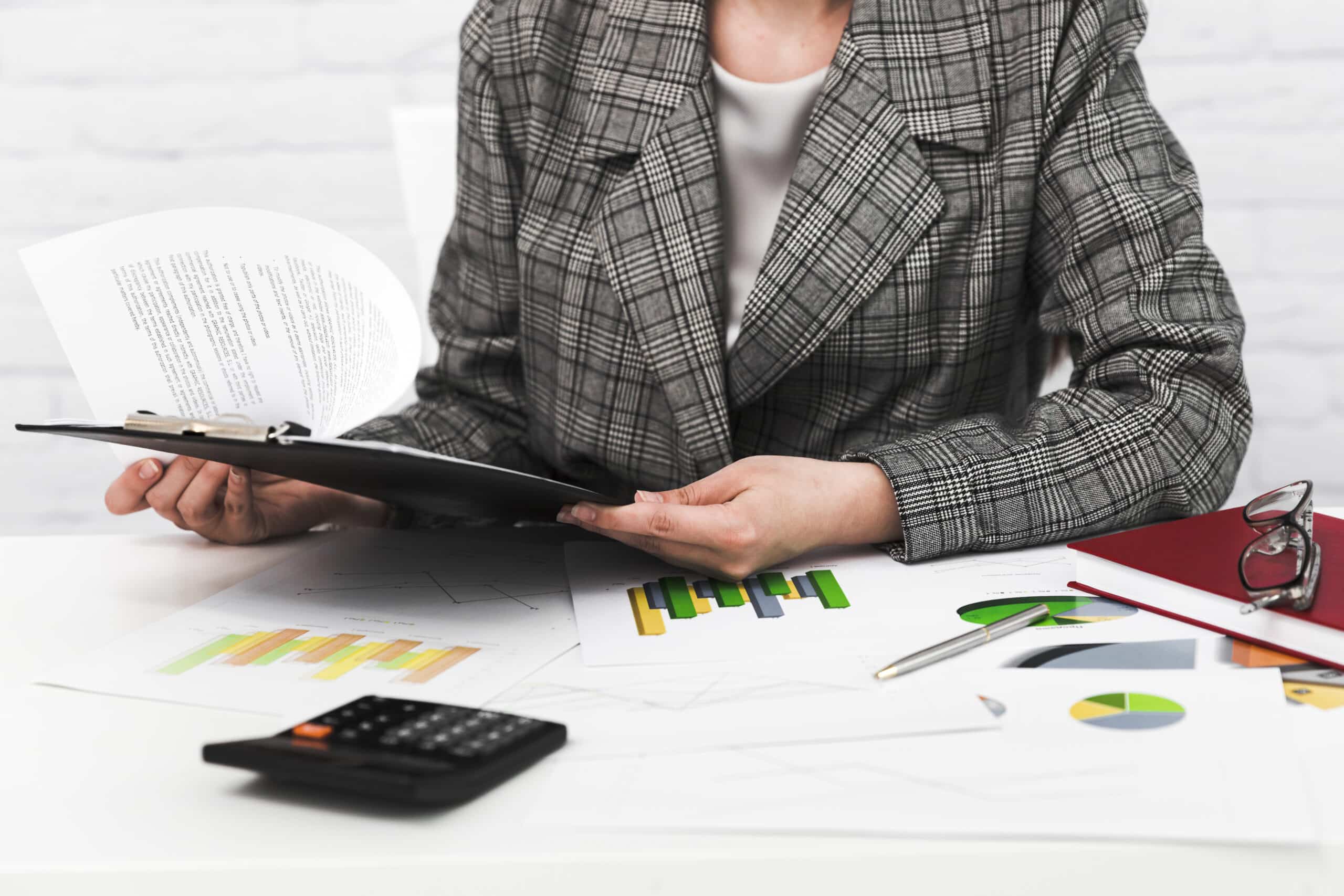 business-woman-working-office-desktop
