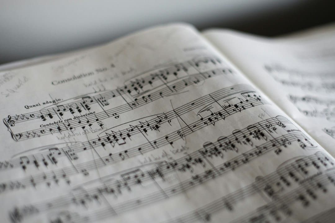Spartito musicale su un leggio